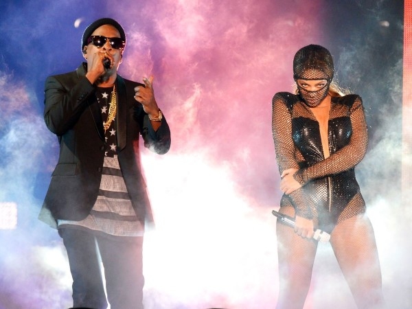 
	
	Beyonce và Jay-Z đã bắt đầu tour diễn On the Run tại Miami và thu về 5 triệu USD cho mỗi đêm diễn. Trước đó, với tour diễn U2's 360, cả hai đã nhận được gần 7 triệu USD cho mỗi đêm diễn.